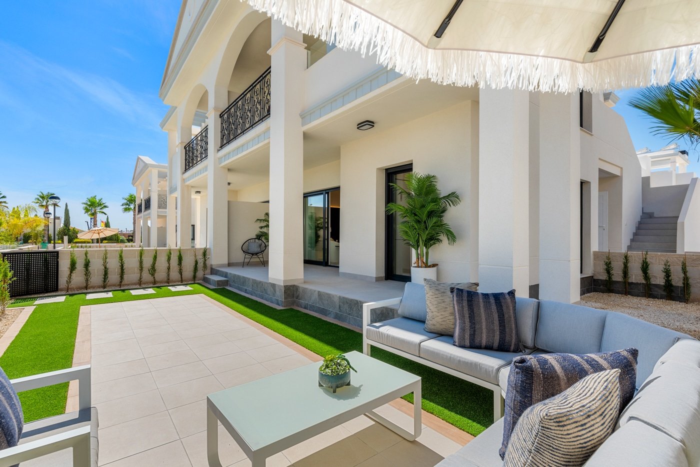 In der charmanten Stadt Ciudad Quesada gelegen, bietet diese exklusive Sammlung von 19 Bungalows eine perfekte Kombination aus Komfort und Stil. Mit