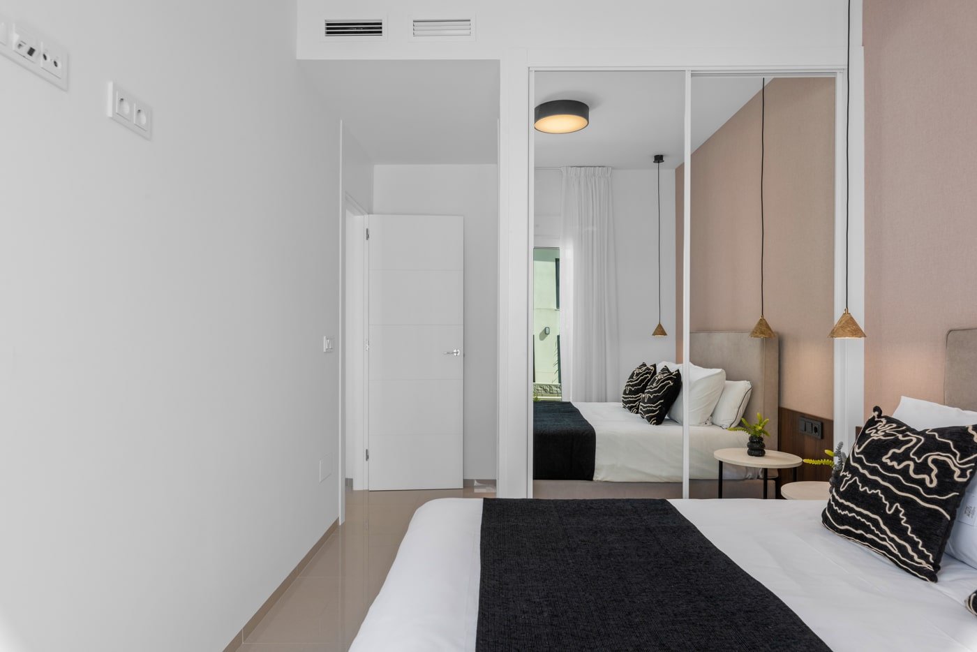 In der charmanten Stadt Ciudad Quesada gelegen, bietet diese exklusive Sammlung von 19 Bungalows eine perfekte Kombination aus Komfort und Stil. Mit