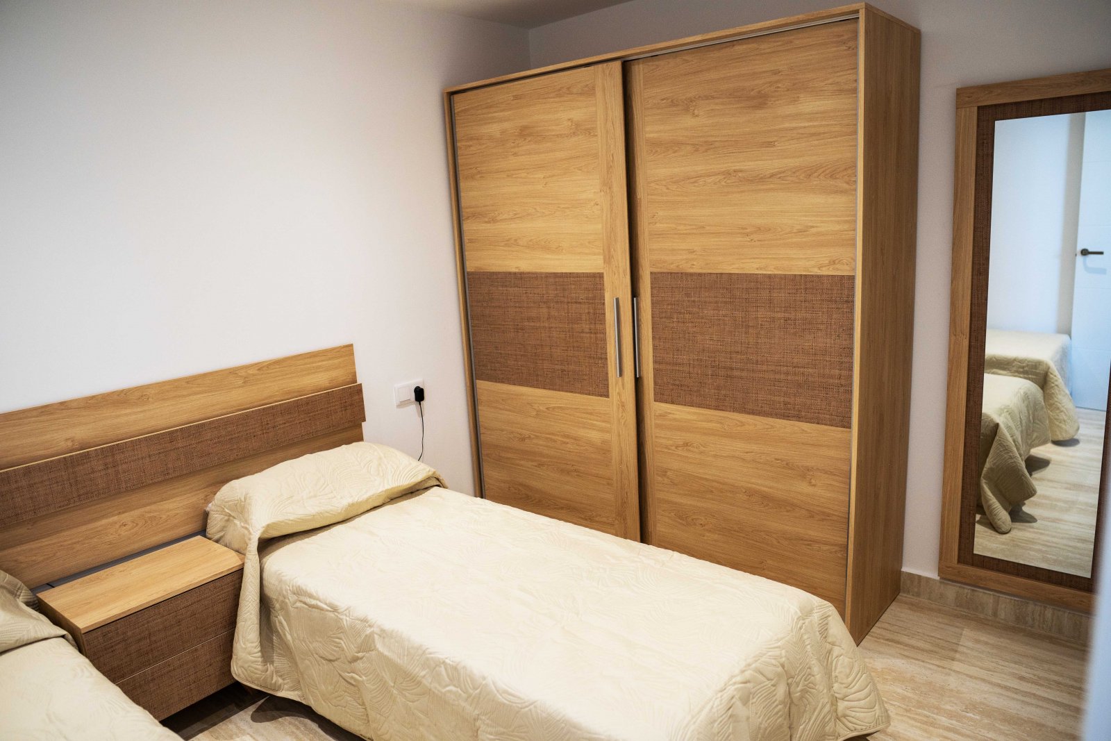 In der charmanten Ciudad Quesada gelegen, bietet diese exklusive Sammlung von 8 Reihenhäusern eine ideale Wohnumgebung für diejenigen, die ein modern