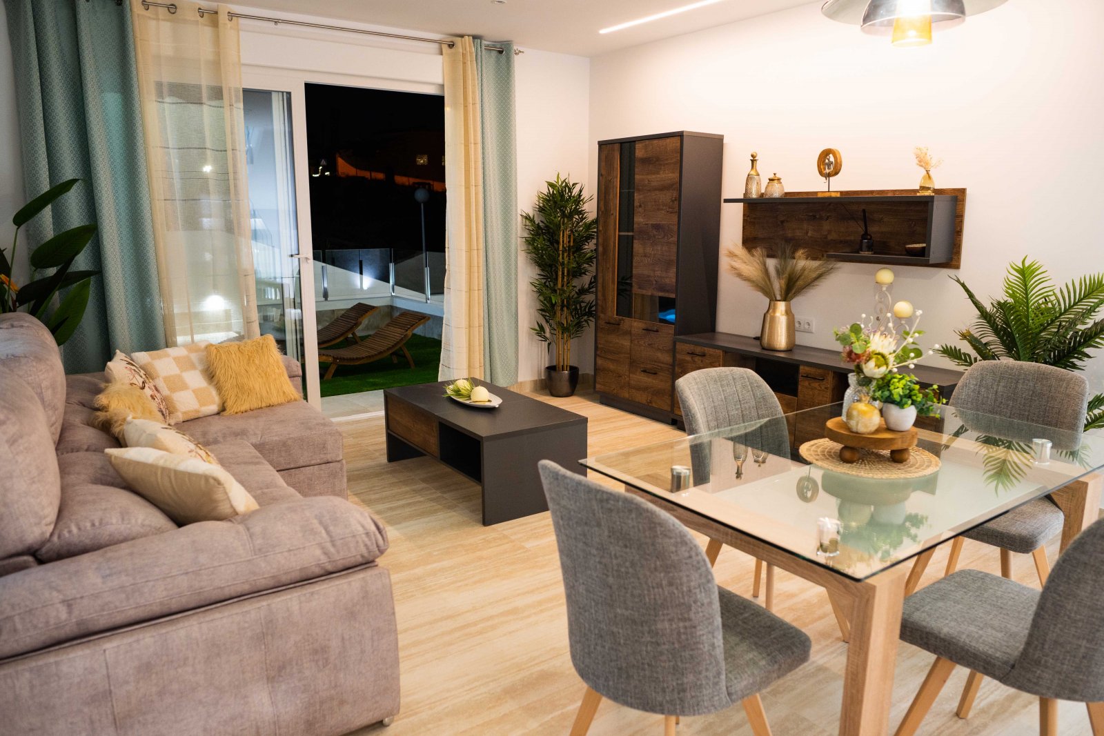 In der charmanten Ciudad Quesada gelegen, bietet diese exklusive Sammlung von 8 Reihenhäusern eine ideale Wohnumgebung für diejenigen, die ein modern