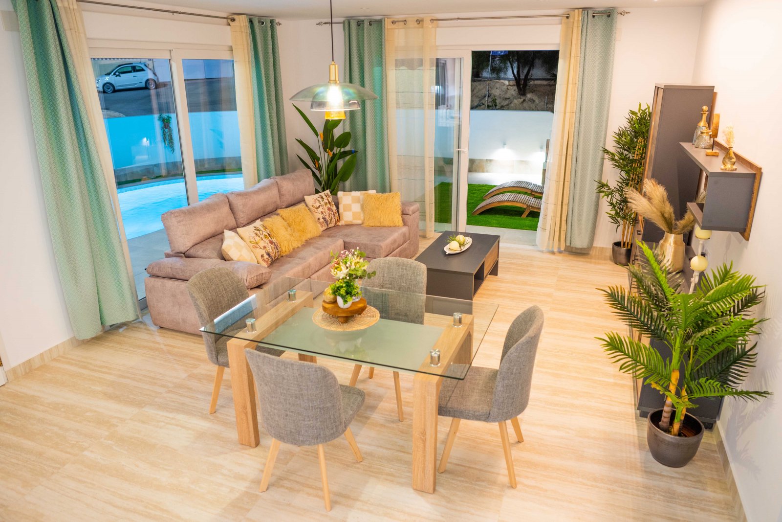 In der charmanten Ciudad Quesada gelegen, bietet diese exklusive Sammlung von 8 Reihenhäusern eine ideale Wohnumgebung für diejenigen, die ein modern