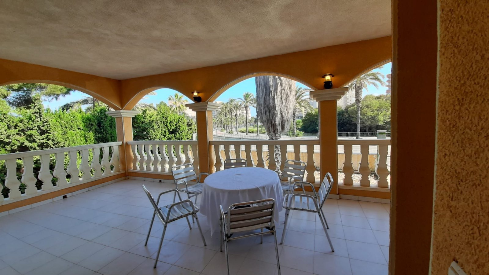  In der charmanten Stadt San Javier gelegen, bietet dieses Reihenhaus ein einzigartiges Wohnerlebnis mit Meerblick. Es wurde für diejenigen entworfen,
