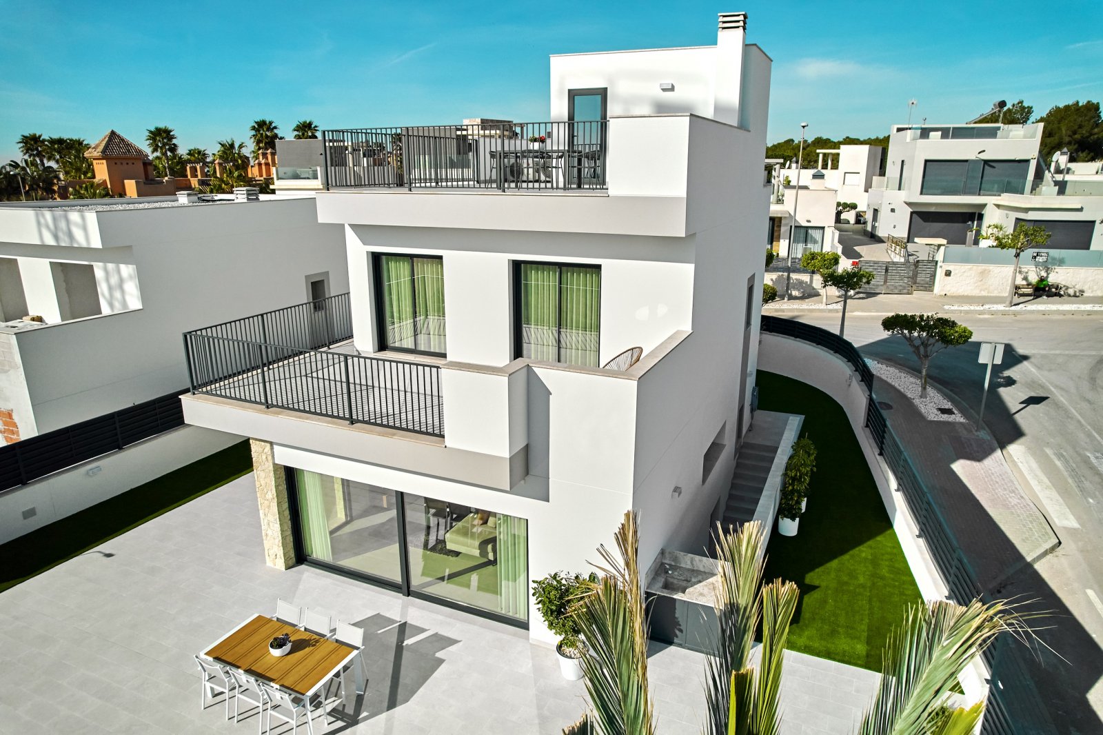 In der charmanten Umgebung von San Miguel de Salinas gelegen, bietet dieser exklusive Wohnkomplex 24 Immobilien, die für diejenigen entworfen wurden,