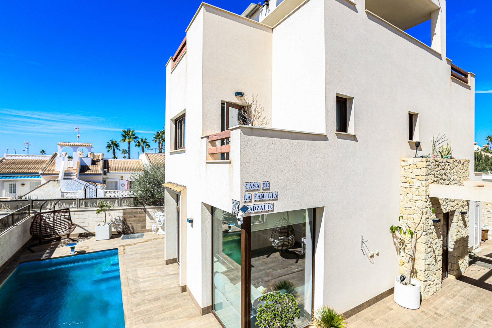  Wir präsentieren Ihnen diese exklusive freistehende Villa in der angesehenen Wohngegend Doña Pepa, Ciudad Quesada (Rojales). Das Haus befindet sich a
