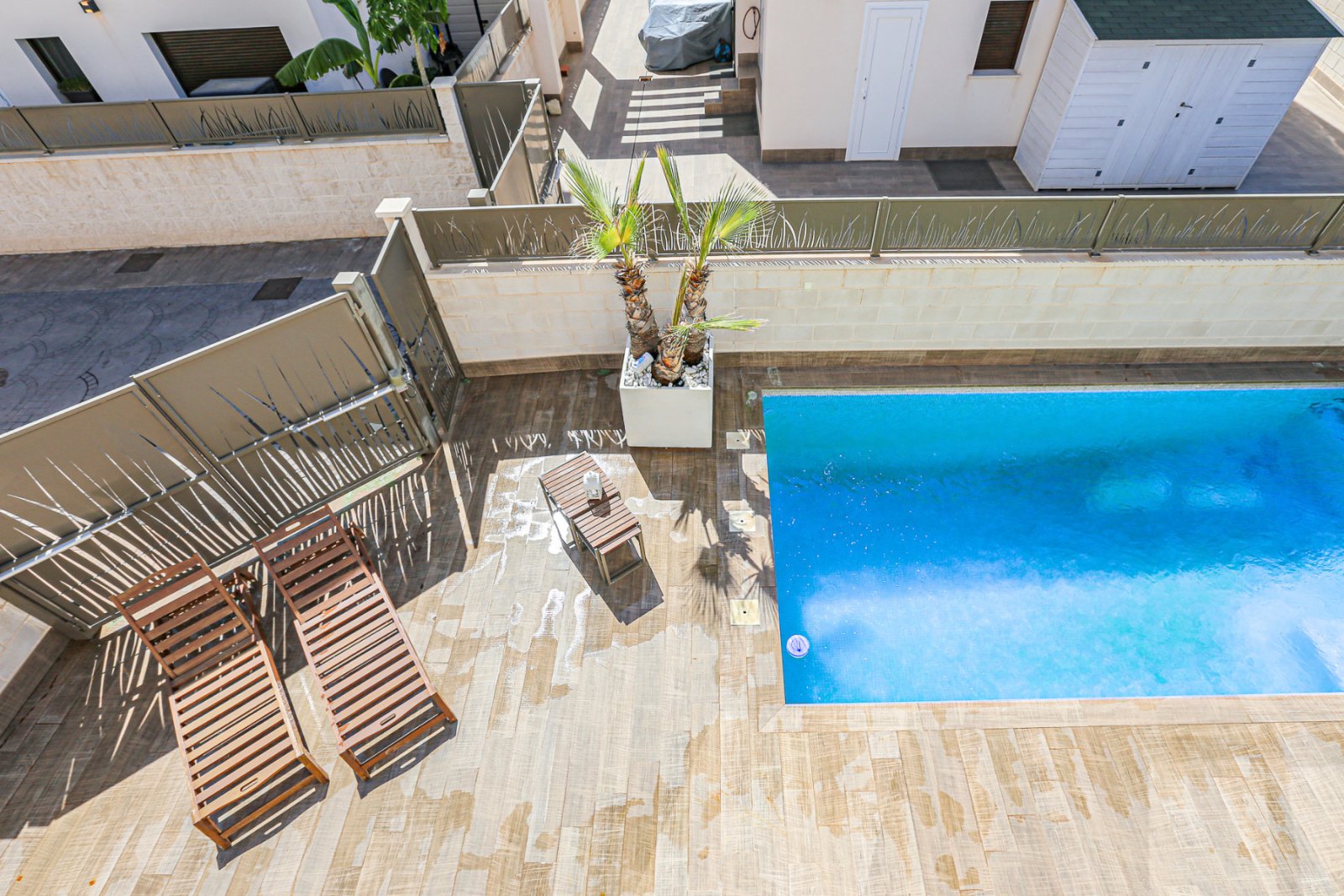  Wir präsentieren Ihnen diese exklusive freistehende Villa in der angesehenen Wohngegend Doña Pepa, Ciudad Quesada (Rojales). Das Haus befindet sich a