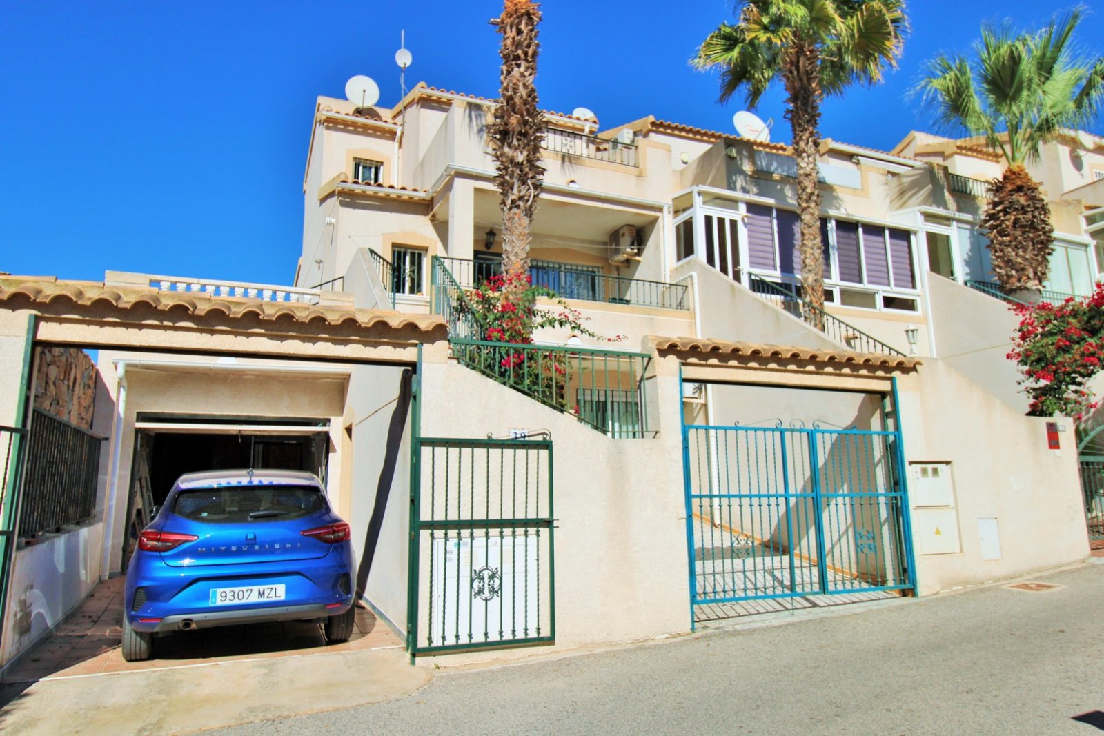  Großzügige Doppelhaushälfte mit einem großen Untergeschoss in der begehrten Wohnanlage Montegolf VI in Villamartin. Das Haus bietet 3 Schlafzimmer un