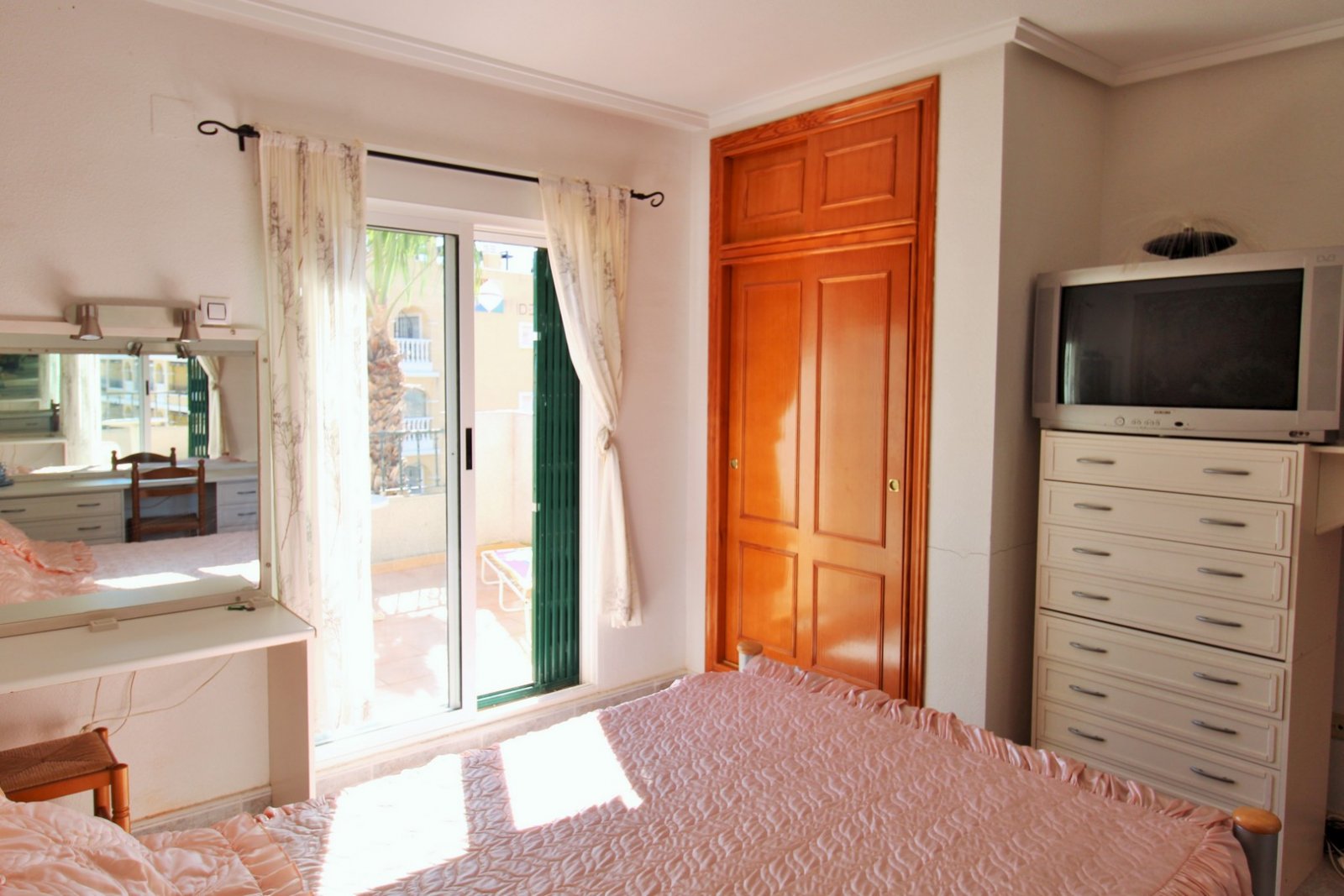  Großzügige Doppelhaushälfte mit einem großen Untergeschoss in der begehrten Wohnanlage Montegolf VI in Villamartin. Das Haus bietet 3 Schlafzimmer un