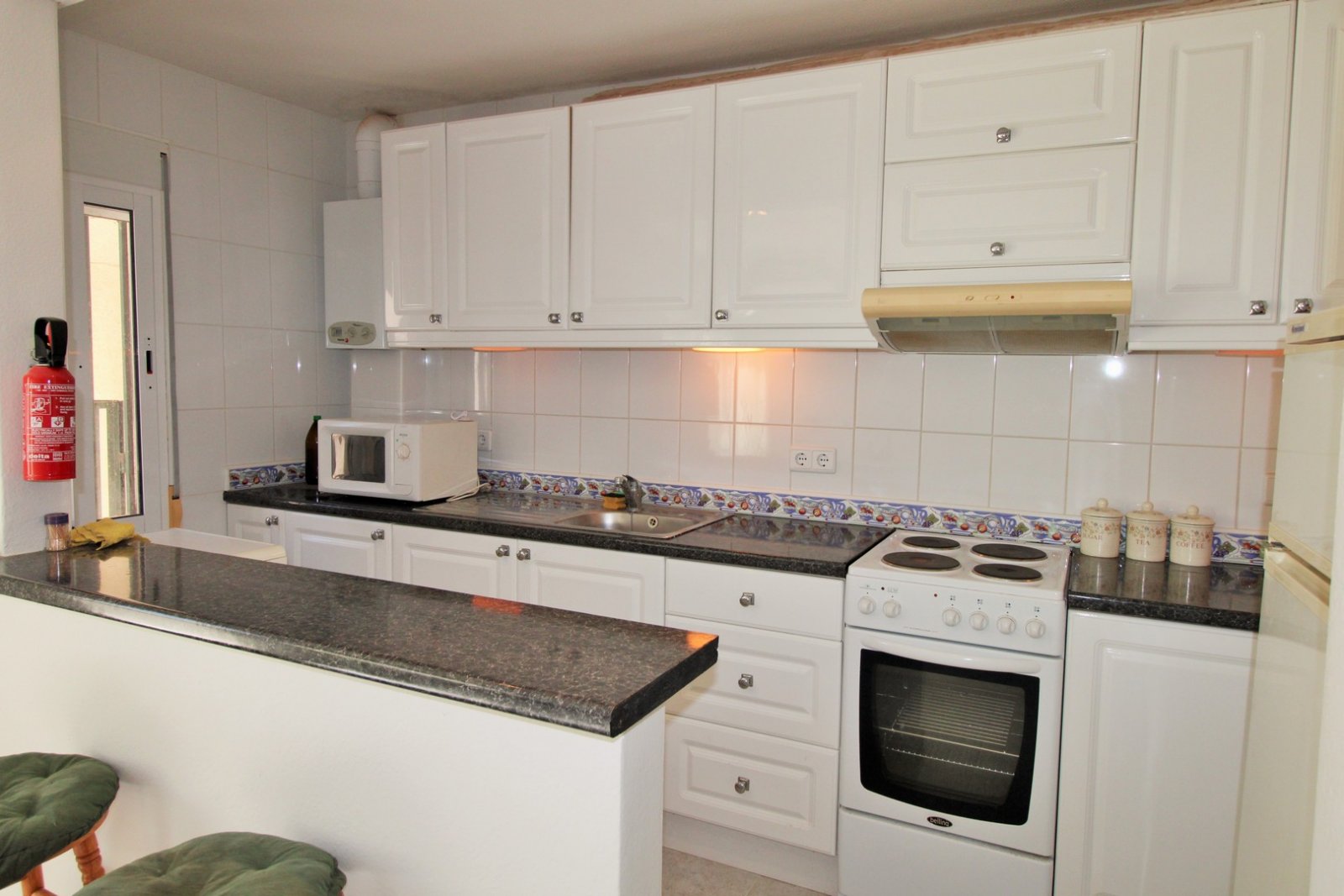  Großzügige Doppelhaushälfte mit einem großen Untergeschoss in der begehrten Wohnanlage Montegolf VI in Villamartin. Das Haus bietet 3 Schlafzimmer un