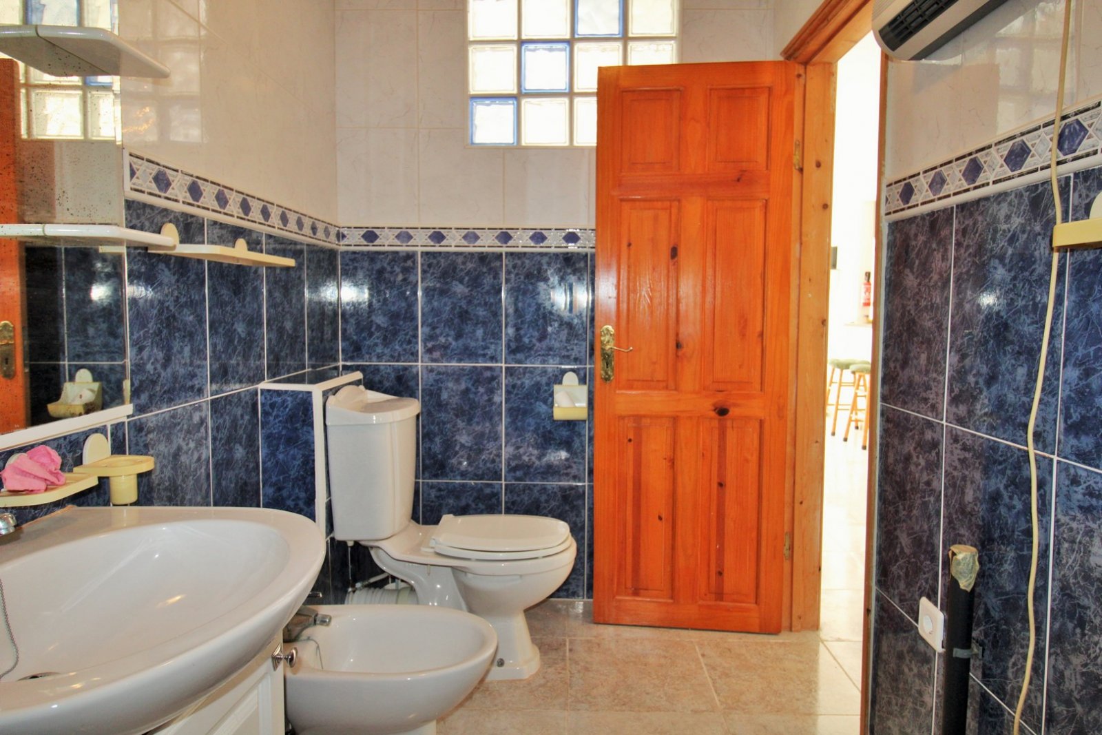  Großzügige Doppelhaushälfte mit einem großen Untergeschoss in der begehrten Wohnanlage Montegolf VI in Villamartin. Das Haus bietet 3 Schlafzimmer un