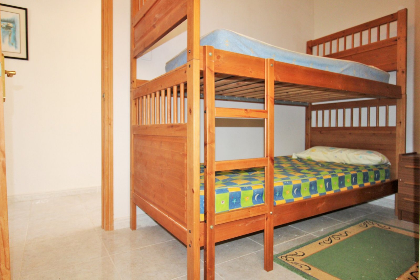  Großzügige Doppelhaushälfte mit einem großen Untergeschoss in der begehrten Wohnanlage Montegolf VI in Villamartin. Das Haus bietet 3 Schlafzimmer un