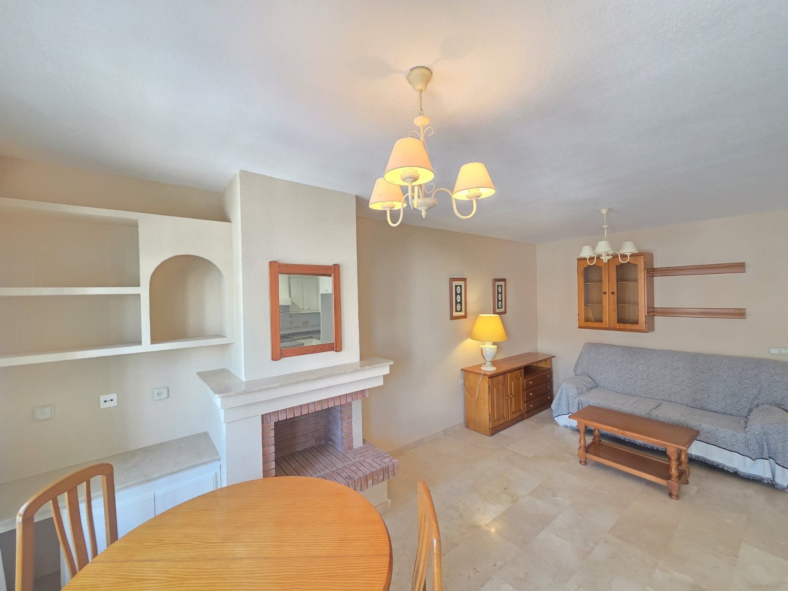  Dieser wunderschöne, nach Süden ausgerichtete Bungalow Lola befindet sich in der begehrten Gegend von Villamartin Rioja in Orihuela Costa. Einkaufsmö
