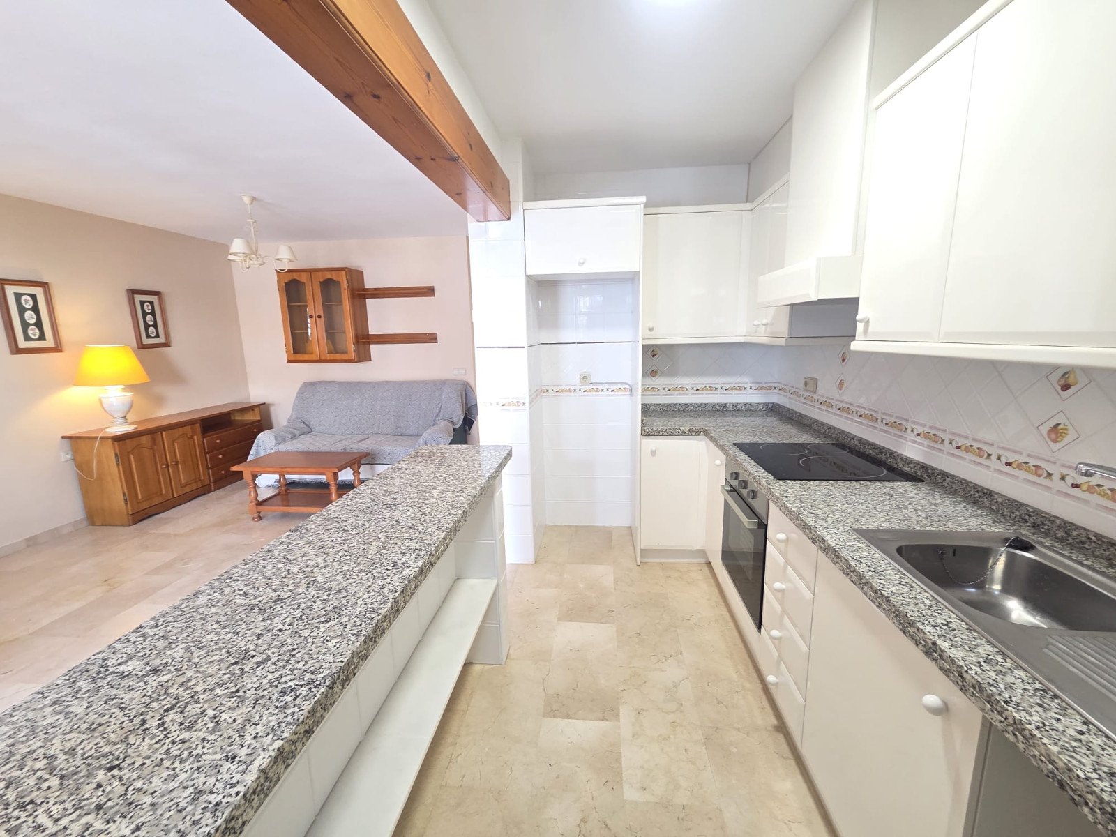  Dieser wunderschöne, nach Süden ausgerichtete Bungalow Lola befindet sich in der begehrten Gegend von Villamartin Rioja in Orihuela Costa. Einkaufsmö