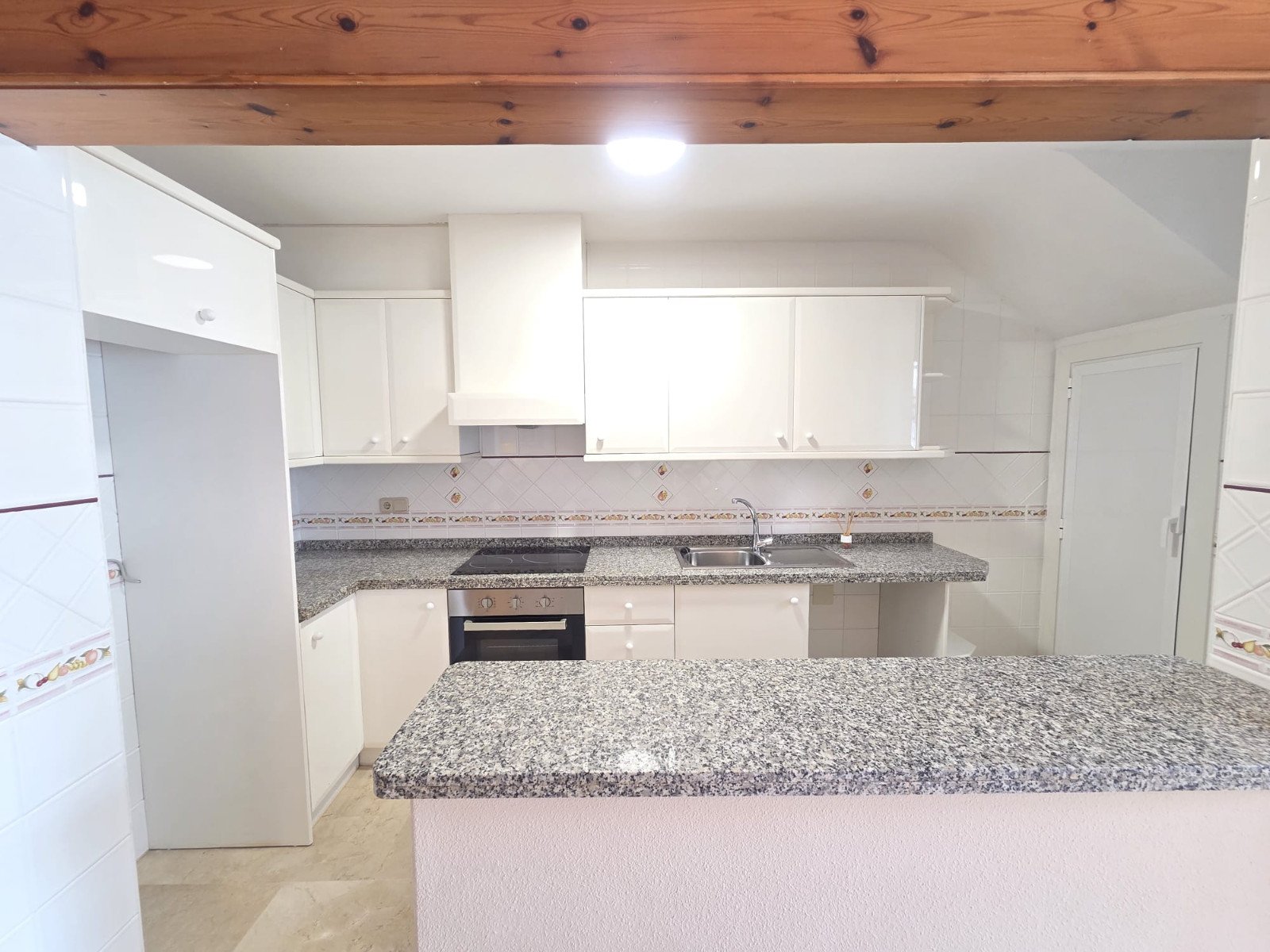  Dieser wunderschöne, nach Süden ausgerichtete Bungalow Lola befindet sich in der begehrten Gegend von Villamartin Rioja in Orihuela Costa. Einkaufsmö