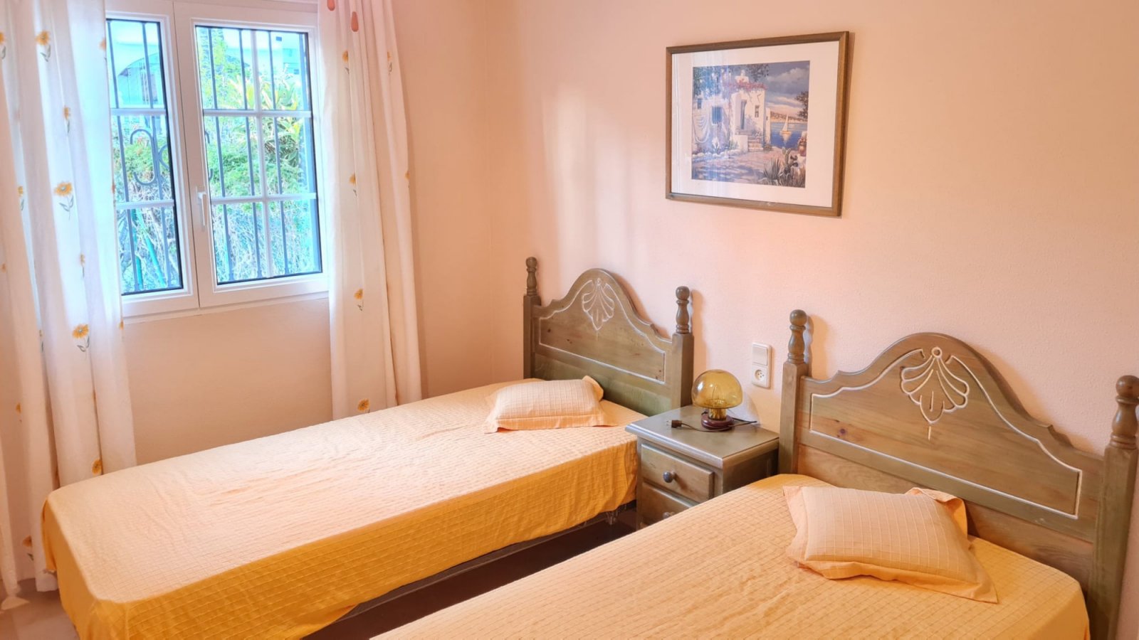  Dieser wunderschöne, nach Süden ausgerichtete Bungalow Lola befindet sich in der begehrten Gegend von Villamartin Rioja in Orihuela Costa. Einkaufsmö