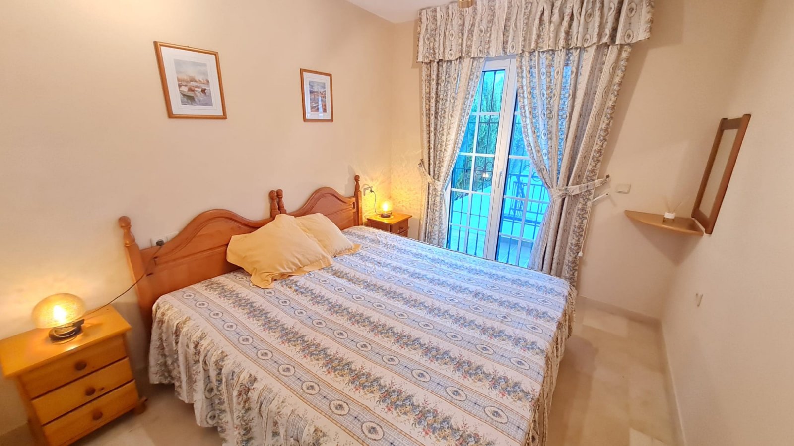  Dieser wunderschöne, nach Süden ausgerichtete Bungalow Lola befindet sich in der begehrten Gegend von Villamartin Rioja in Orihuela Costa. Einkaufsmö