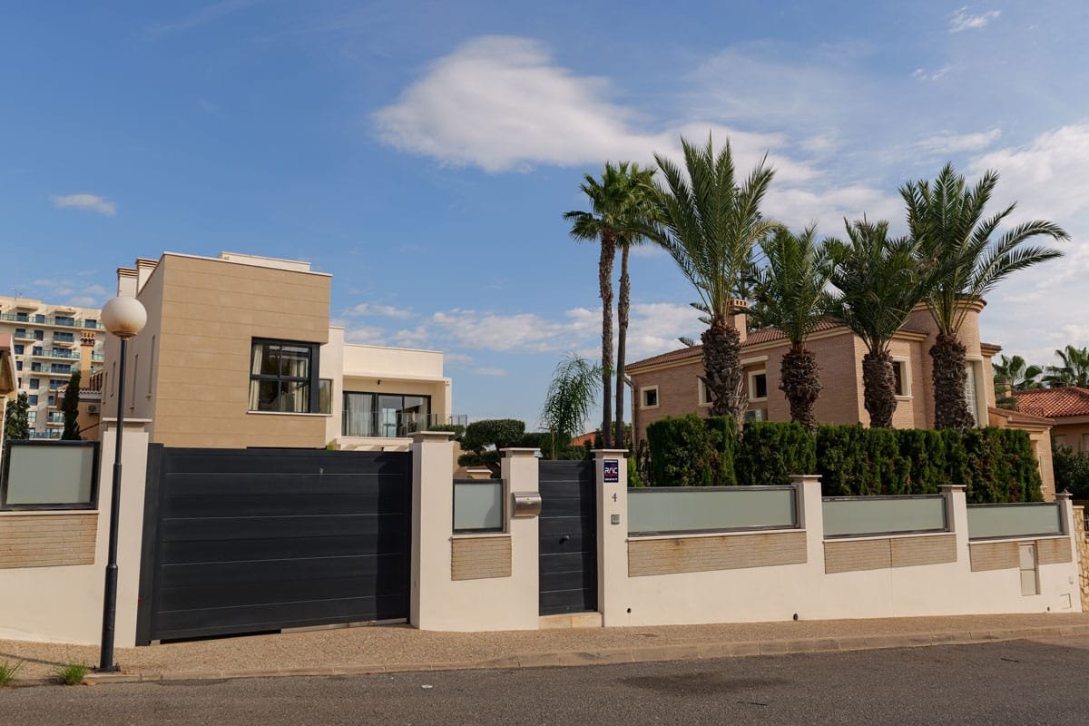In der schönen Stadt Torrevieja gelegen, bietet diese Villa ein außergewöhnliches Wohnerlebnis nur 100 Meter vom Meer entfernt. Entworfen für diejeni