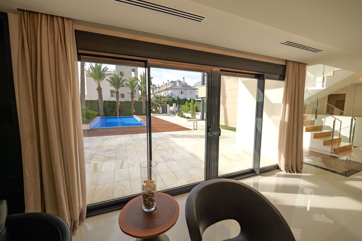In der schönen Stadt Torrevieja gelegen, bietet diese Villa ein außergewöhnliches Wohnerlebnis nur 100 Meter vom Meer entfernt. Entworfen für diejeni