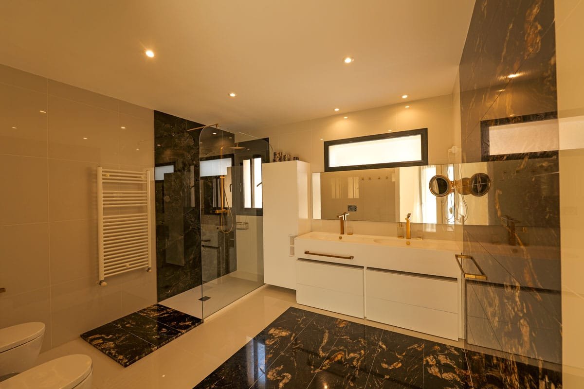 In der schönen Stadt Torrevieja gelegen, bietet diese Villa ein außergewöhnliches Wohnerlebnis nur 100 Meter vom Meer entfernt. Entworfen für diejeni