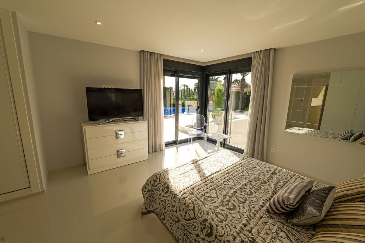 In der schönen Stadt Torrevieja gelegen, bietet diese Villa ein außergewöhnliches Wohnerlebnis nur 100 Meter vom Meer entfernt. Entworfen für diejeni