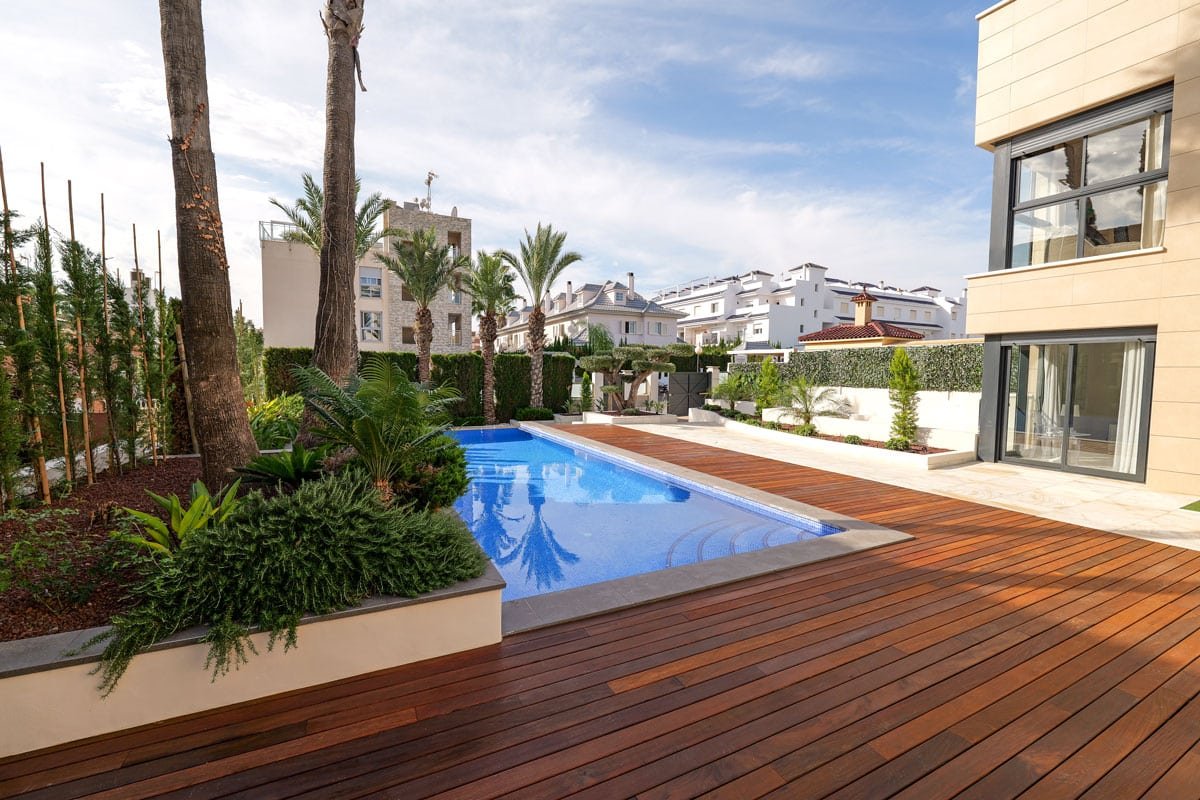 In der schönen Stadt Torrevieja gelegen, bietet diese Villa ein außergewöhnliches Wohnerlebnis nur 100 Meter vom Meer entfernt. Entworfen für diejeni