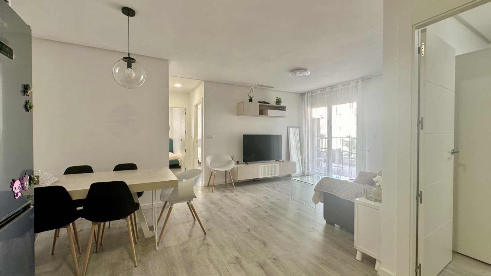  Entdecken Sie diese elegante, komplett möblierte Wohnung in der begehrten Wohnanlage Green Hills in Villamartín, Orihuela Costa.Sie befindet sich im&