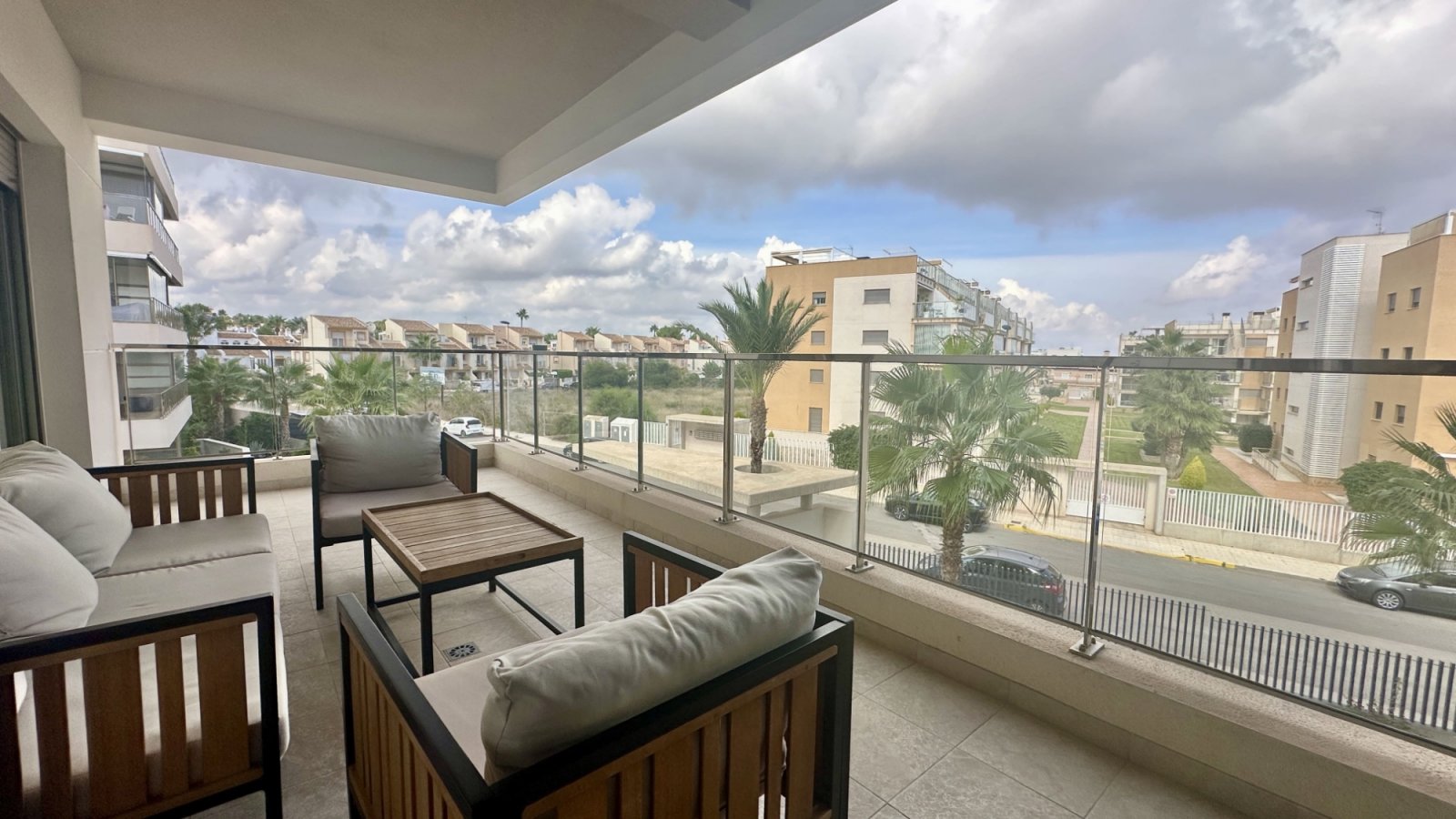  Entdecken Sie diese elegante, komplett möblierte Wohnung in der begehrten Wohnanlage Green Hills in Villamartín, Orihuela Costa.Sie befindet sich im&