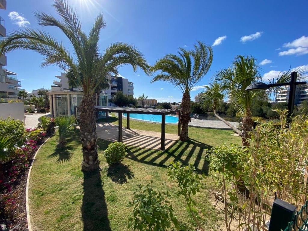  Entdecken Sie diese elegante, komplett möblierte Wohnung in der begehrten Wohnanlage Green Hills in Villamartín, Orihuela Costa.Sie befindet sich im&