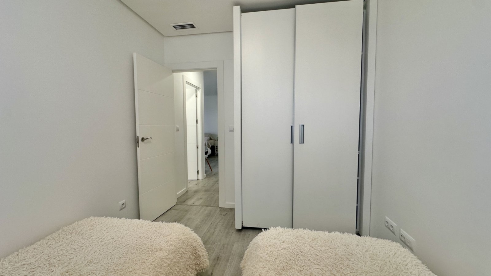  Entdecken Sie diese elegante, komplett möblierte Wohnung in der begehrten Wohnanlage Green Hills in Villamartín, Orihuela Costa.Sie befindet sich im&