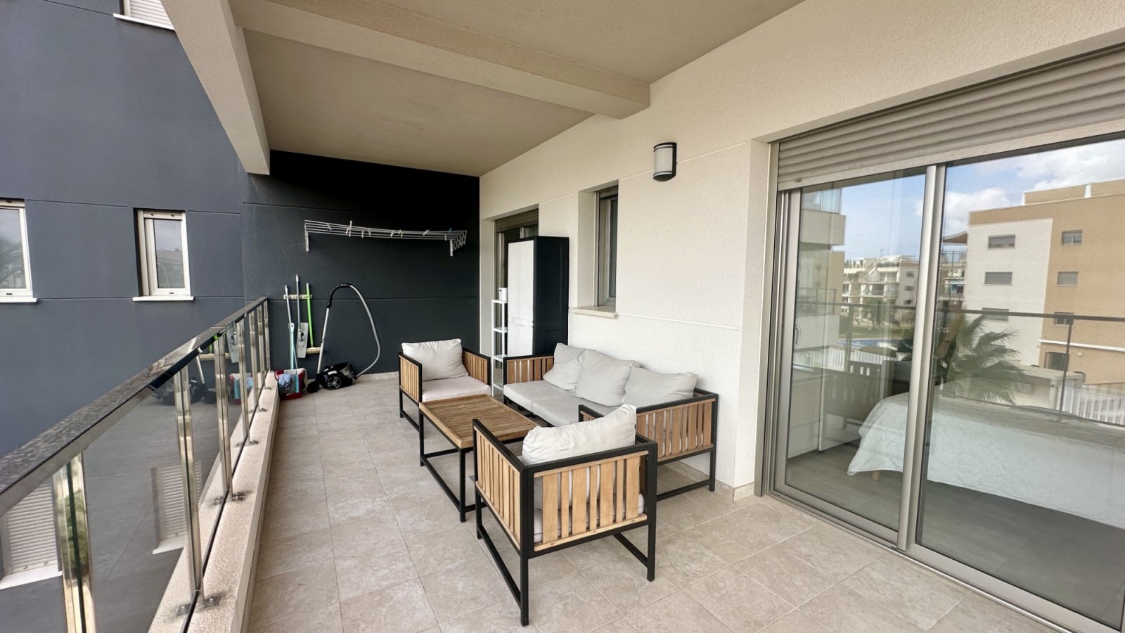  Entdecken Sie diese elegante, komplett möblierte Wohnung in der begehrten Wohnanlage Green Hills in Villamartín, Orihuela Costa.Sie befindet sich im&