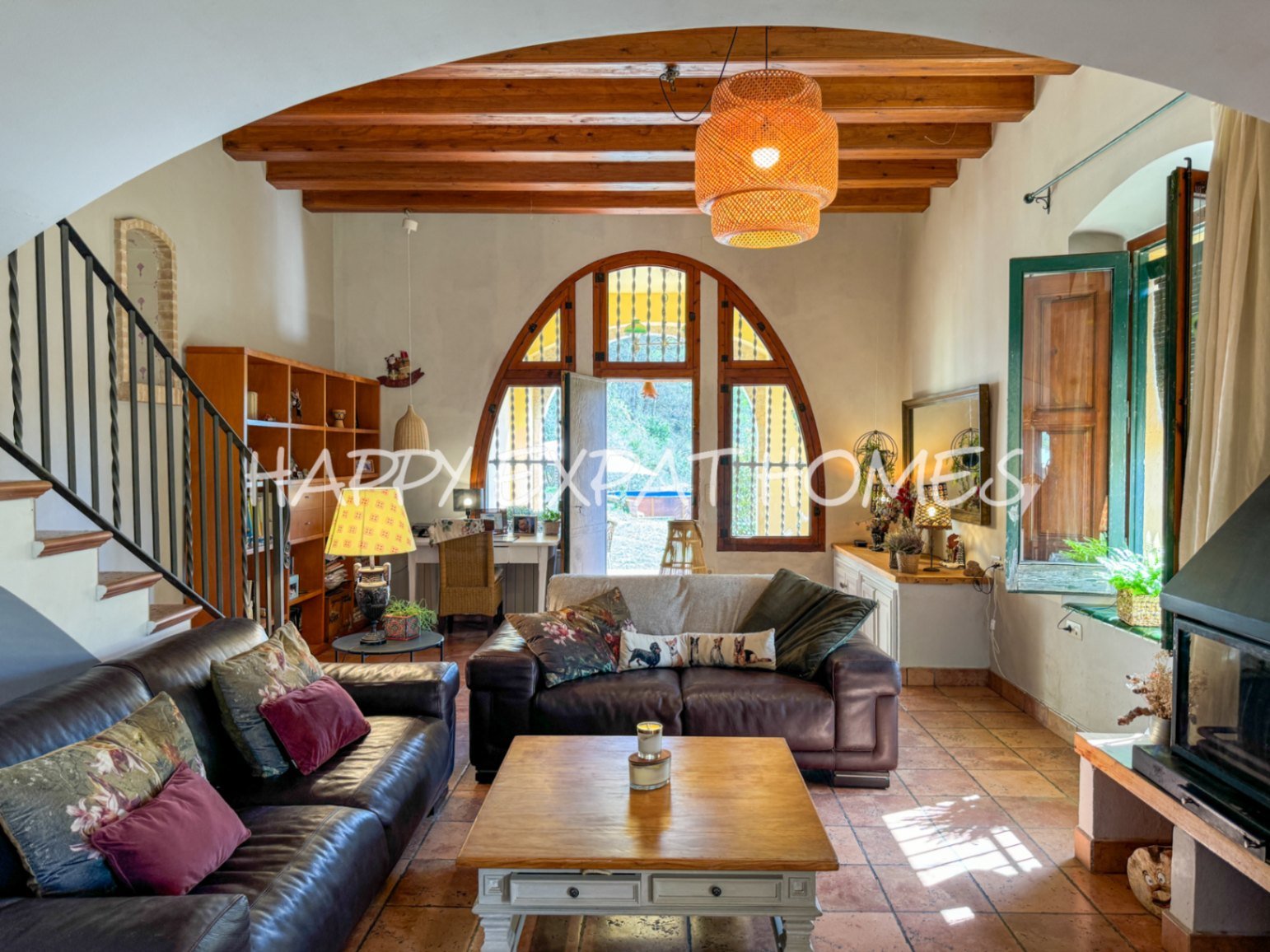 Dieses charmante Landhaus befindet sich auf 10 Hektar ruhig gelegener Natur, ideal für diejenigen, die einen ruhigen Lebensstil suchen oder ein Geschä