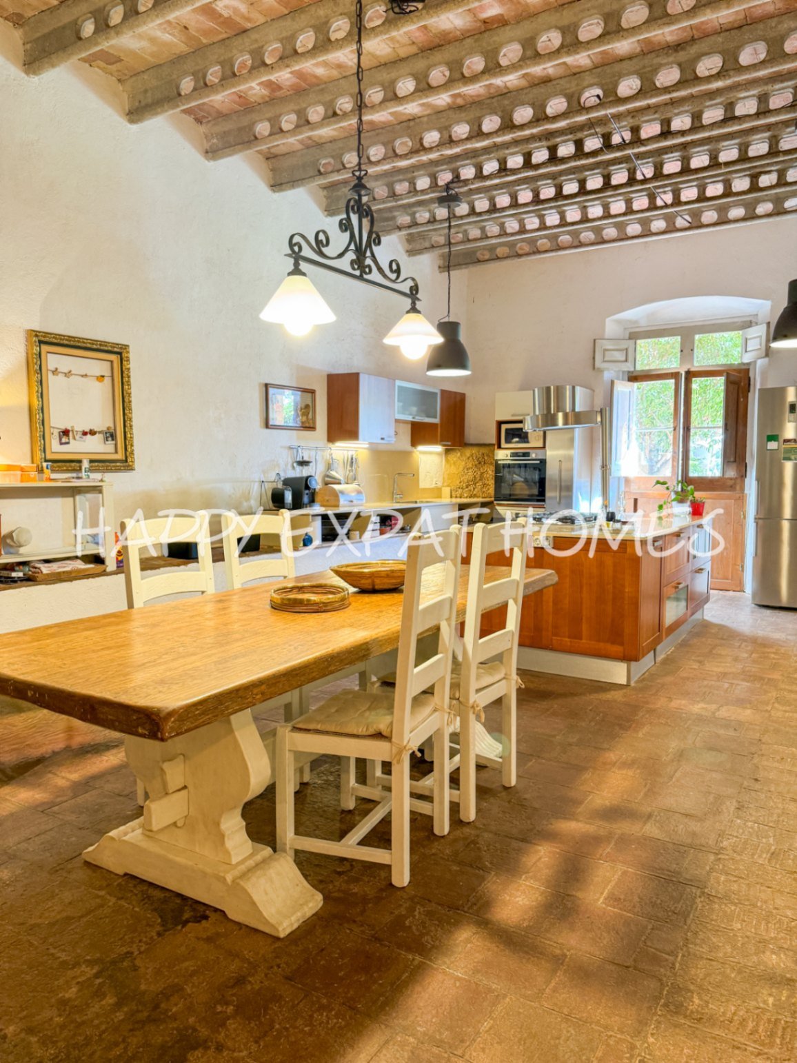 Dieses charmante Landhaus befindet sich auf 10 Hektar ruhig gelegener Natur, ideal für diejenigen, die einen ruhigen Lebensstil suchen oder ein Geschä