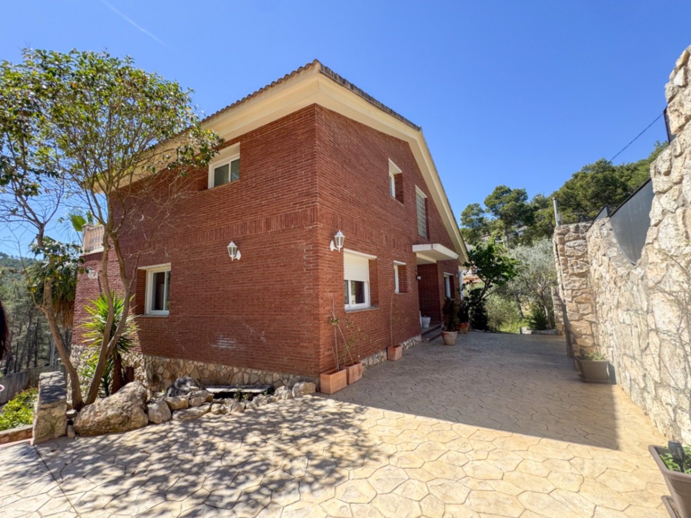 Dieses schöne Zuhause in Olivella ist eine wahre Oase des Lichts, des Raums und des Komforts – der perfekte Ort, um den mediterranen Lebensstil inmitt