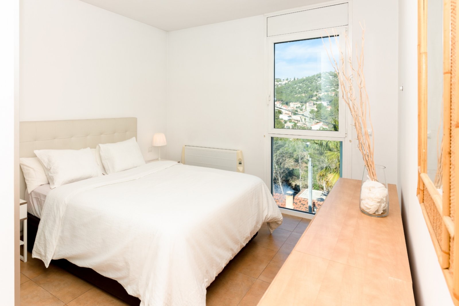 Happy Expat freut sich, diese helle und geräumige Villa in der ruhigen Wohngegend von Las Colinas, Olivella, zu präsentieren, die von der schönen Land