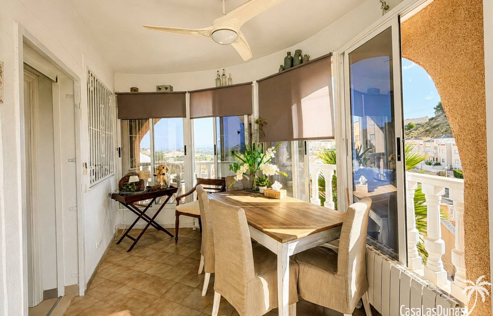 In Ciudad Quesada bieten wir diese geräumige, freistehende Villa mit 4 Schlafzimmern, 4 Badezimmern und einem privaten Pool an. Das Anwesen bietet 17