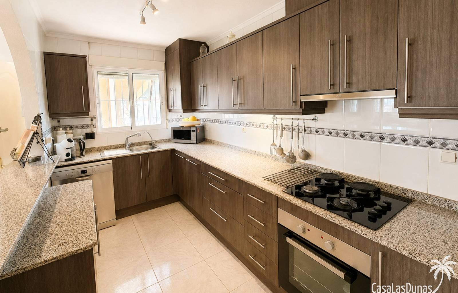In Ciudad Quesada bieten wir diese geräumige, freistehende Villa mit 4 Schlafzimmern, 4 Badezimmern und einem privaten Pool an. Das Anwesen bietet 17