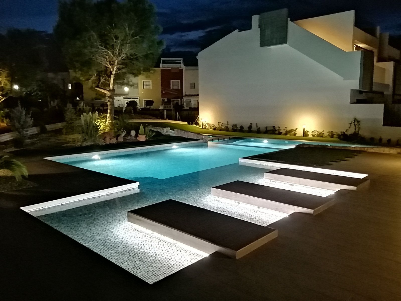 In der charmanten Stadt Torrevieja gelegen, bietet diese Wohnanlage eine Auswahl von 26 Bungalows, die in zwei Typen unterteilt sind: High-Bungalow u