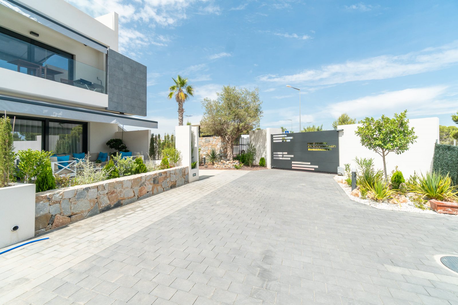 In der charmanten Stadt Torrevieja gelegen, bietet diese Wohnanlage eine Auswahl von 26 Bungalows, die in zwei Typen unterteilt sind: High-Bungalow u