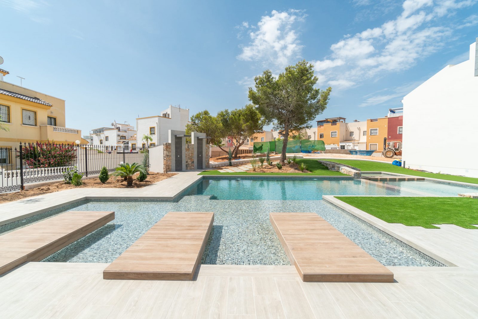 In der charmanten Stadt Torrevieja gelegen, bietet diese Wohnanlage eine Auswahl von 26 Bungalows, die in zwei Typen unterteilt sind: High-Bungalow u