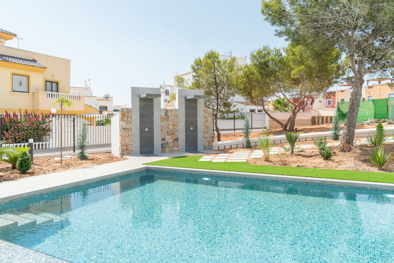 In der charmanten Stadt Torrevieja gelegen, bietet diese Wohnanlage eine Auswahl von 26 Bungalows, die in zwei Typen unterteilt sind: High-Bungalow u