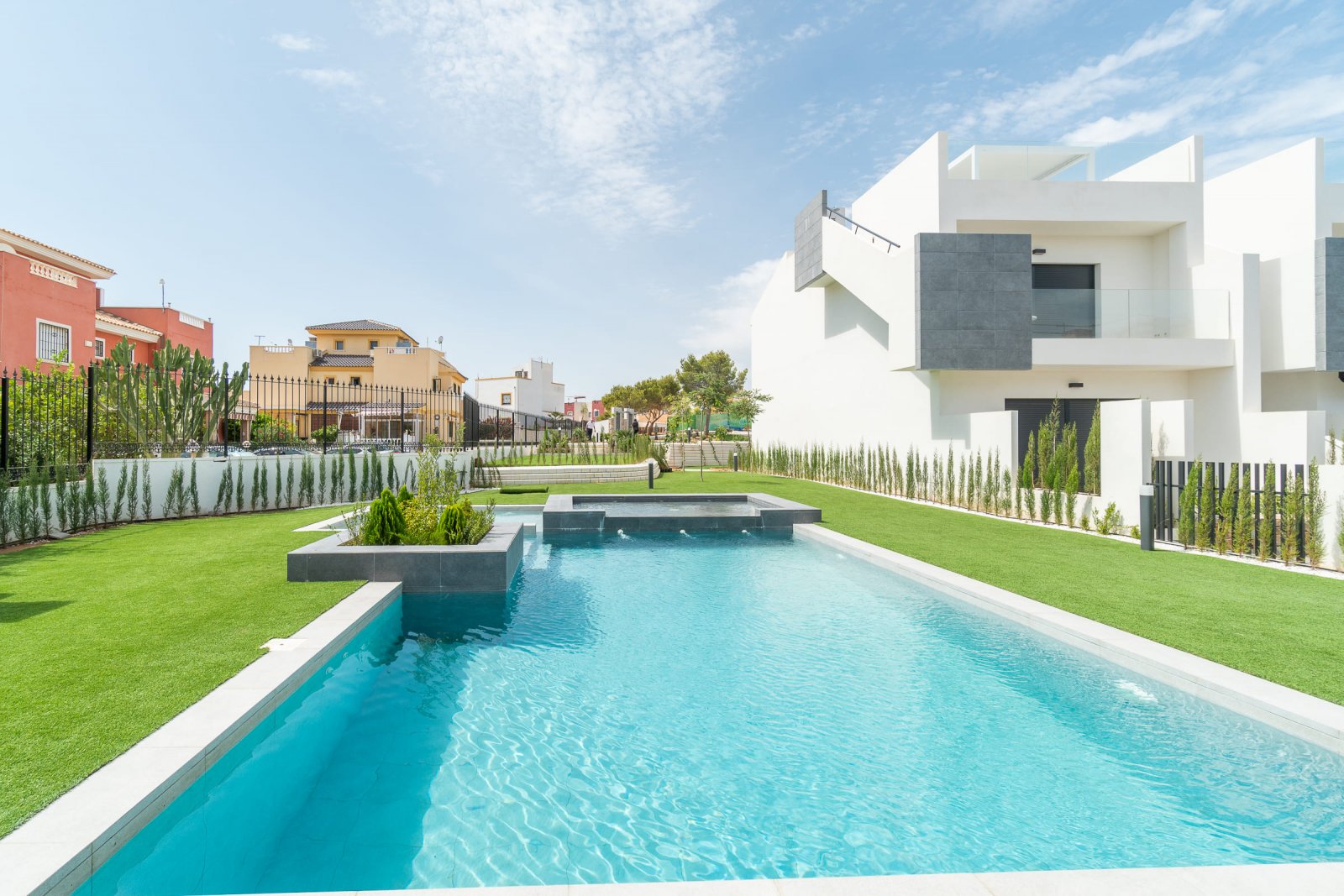 In der charmanten Stadt Torrevieja gelegen, bietet diese Wohnanlage eine Auswahl von 26 Bungalows, die in zwei Typen unterteilt sind: High-Bungalow u