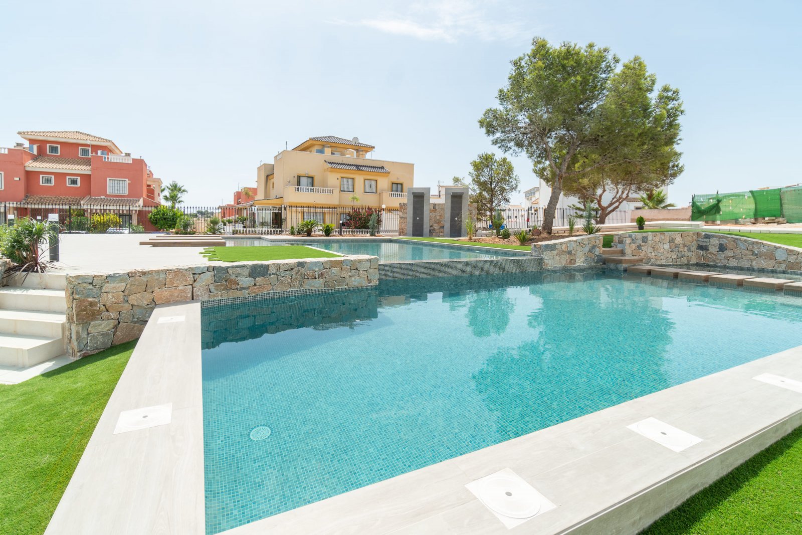 In der charmanten Stadt Torrevieja gelegen, bietet diese Wohnanlage eine Auswahl von 26 Bungalows, die in zwei Typen unterteilt sind: High-Bungalow u
