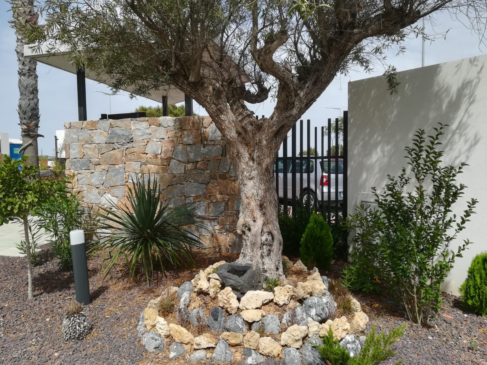 In der charmanten Stadt Torrevieja gelegen, bietet diese Wohnanlage eine Auswahl von 26 Bungalows, die in zwei Typen unterteilt sind: High-Bungalow u
