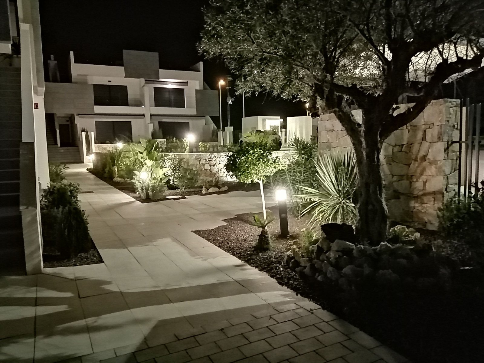 In der charmanten Stadt Torrevieja gelegen, bietet diese Wohnanlage eine Auswahl von 26 Bungalows, die in zwei Typen unterteilt sind: High-Bungalow u