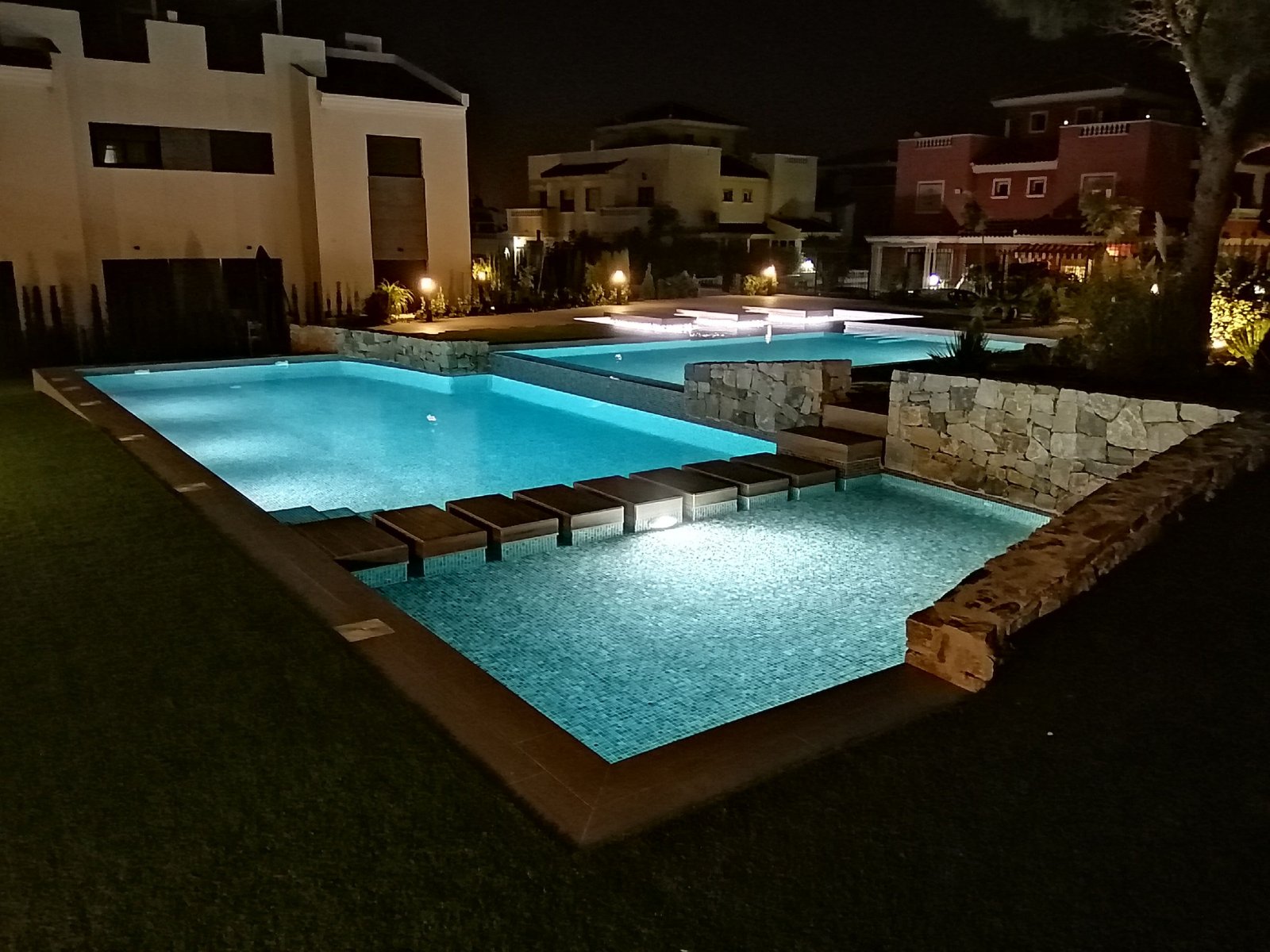 In der charmanten Stadt Torrevieja gelegen, bietet diese Wohnanlage eine Auswahl von 26 Bungalows, die in zwei Typen unterteilt sind: High-Bungalow u