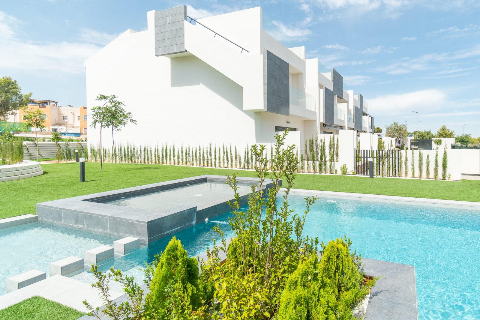 In der charmanten Stadt Torrevieja gelegen, bietet diese Wohnanlage eine Auswahl von 26 Bungalows, die in zwei Typen unterteilt sind: High-Bungalow u