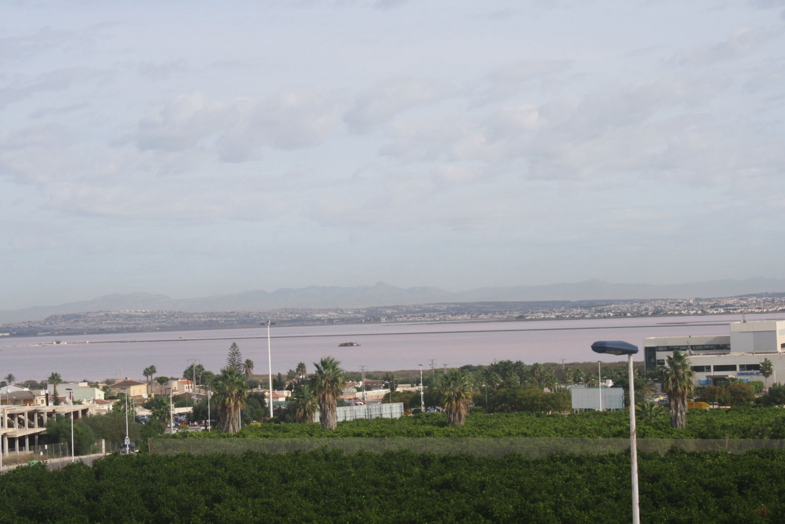 In der charmanten Stadt Torrevieja gelegen, bietet dieses Reihenhaus eine einzigartige Gelegenheit, das Leben an der Costa Blanca zu genießen. Mit nu