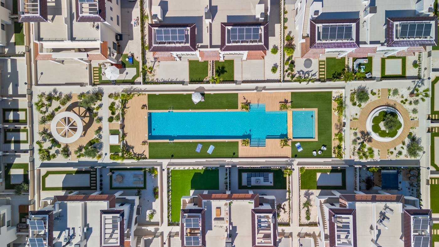 In der charmanten Stadt Rojales gelegen, bietet diese Wohnanlage eine Auswahl von 18 Bungalows, aufgeteilt in High-Bungalow- und Low-Bungalow-Optione