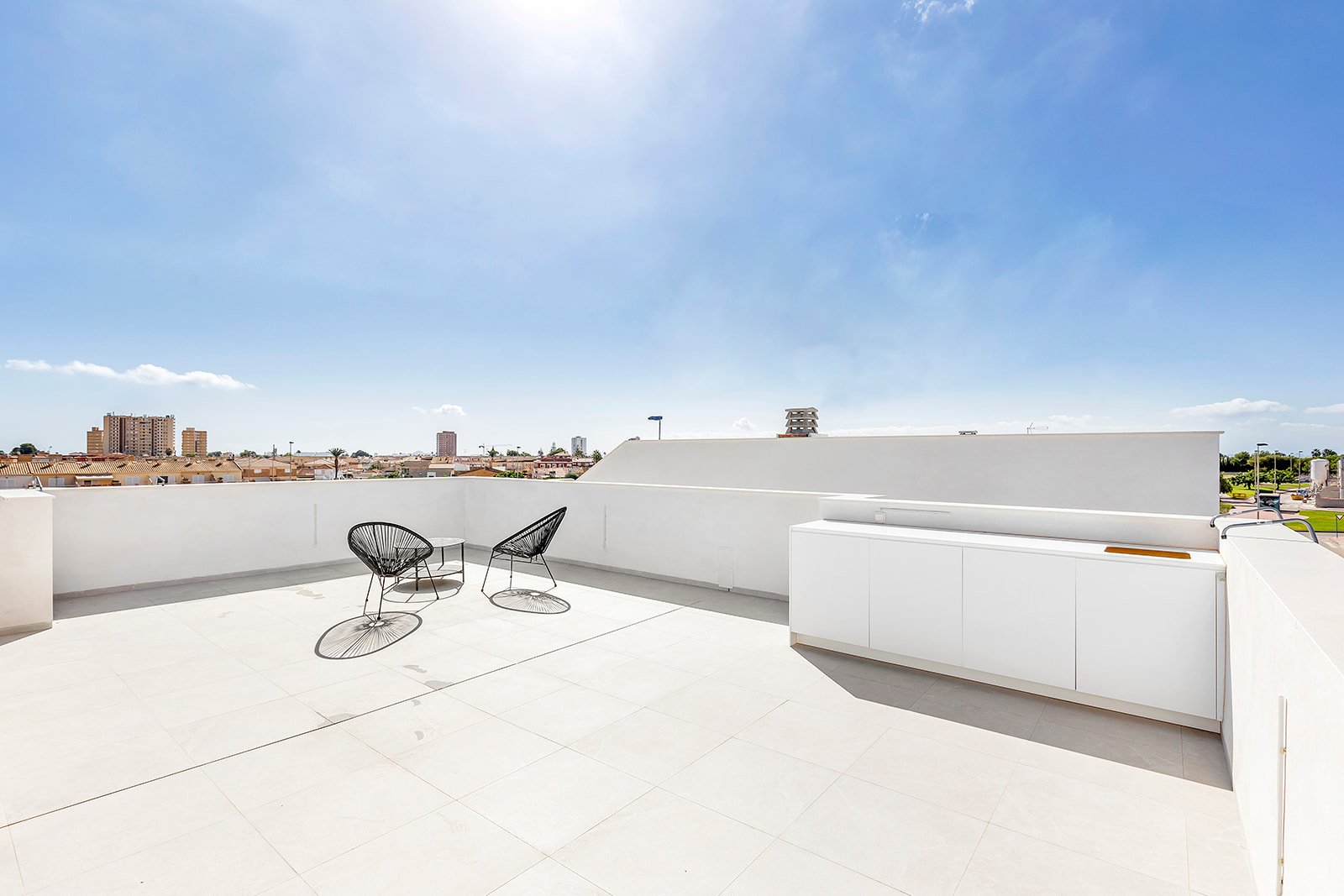 In Los Alcázares gelegen, bieten diese freistehenden Chalets eine einzigartige Gelegenheit, Ruhe und Komfort in einer der attraktivsten Gegenden der