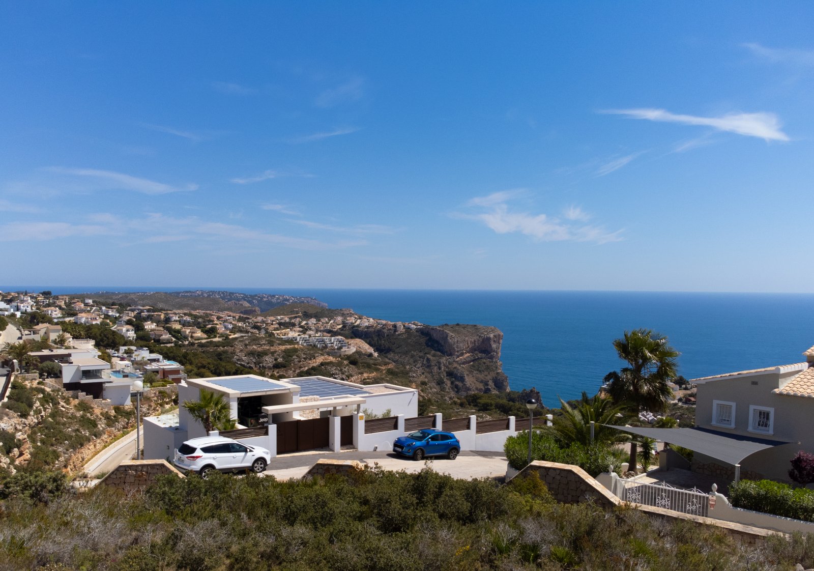 In der prestigeträchtigen Gegend von Cumbre del Sol gelegen, bietet diese Villa eine exklusive Umgebung mit Meerblick. Die Immobilie befindet sich nu