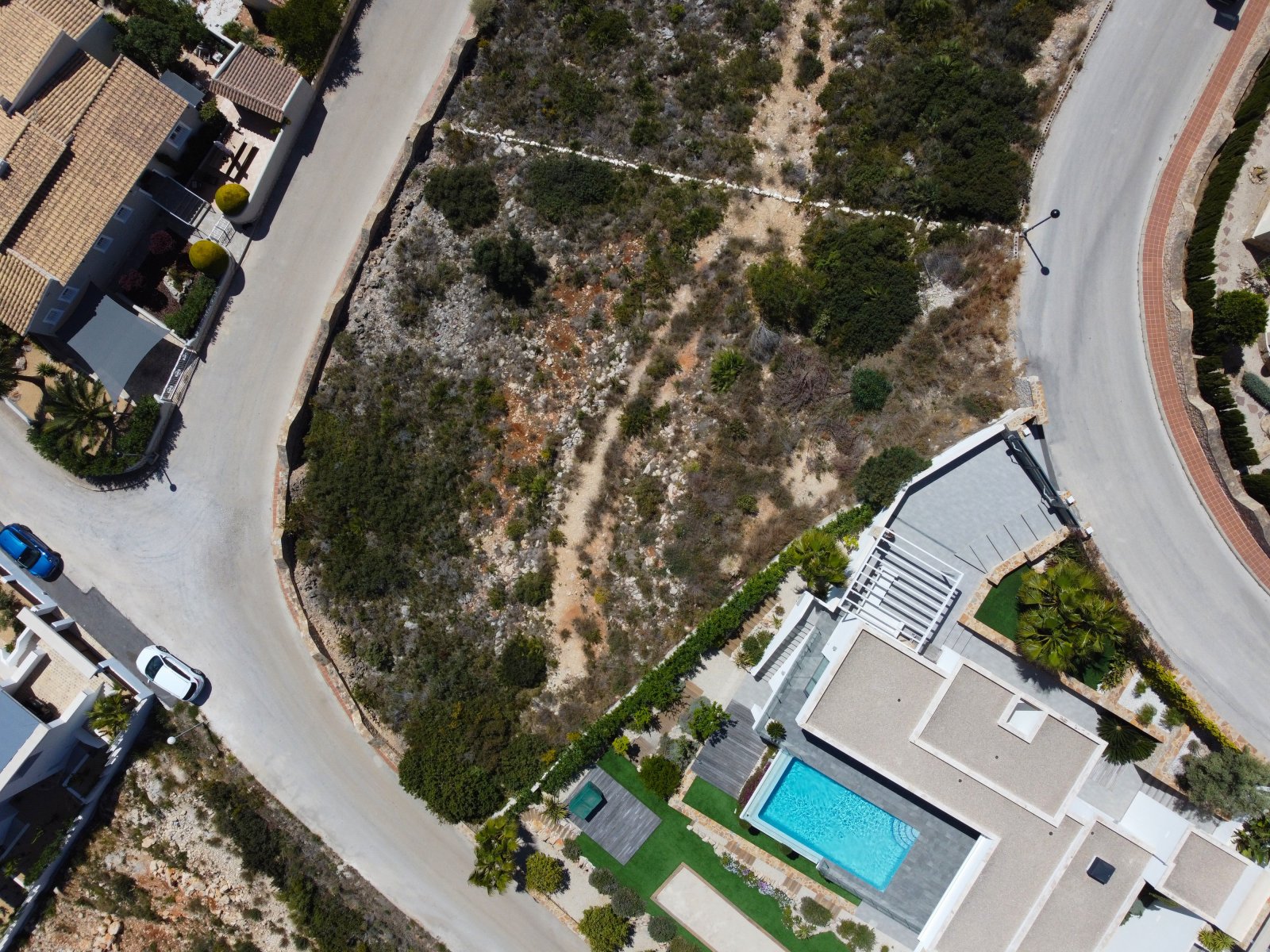 In der prestigeträchtigen Gegend von Cumbre del Sol gelegen, bietet diese Villa eine exklusive Umgebung mit Meerblick. Die Immobilie befindet sich nu